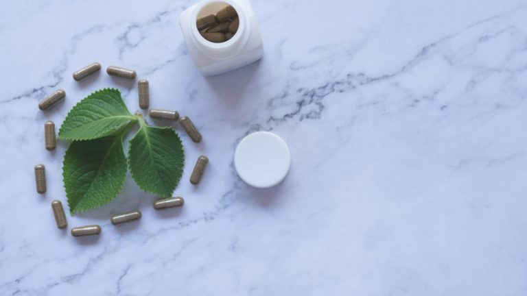Ashwagandha adaptogeen: zo werkt dit kruid echt tegen stress en slaapproblemen.