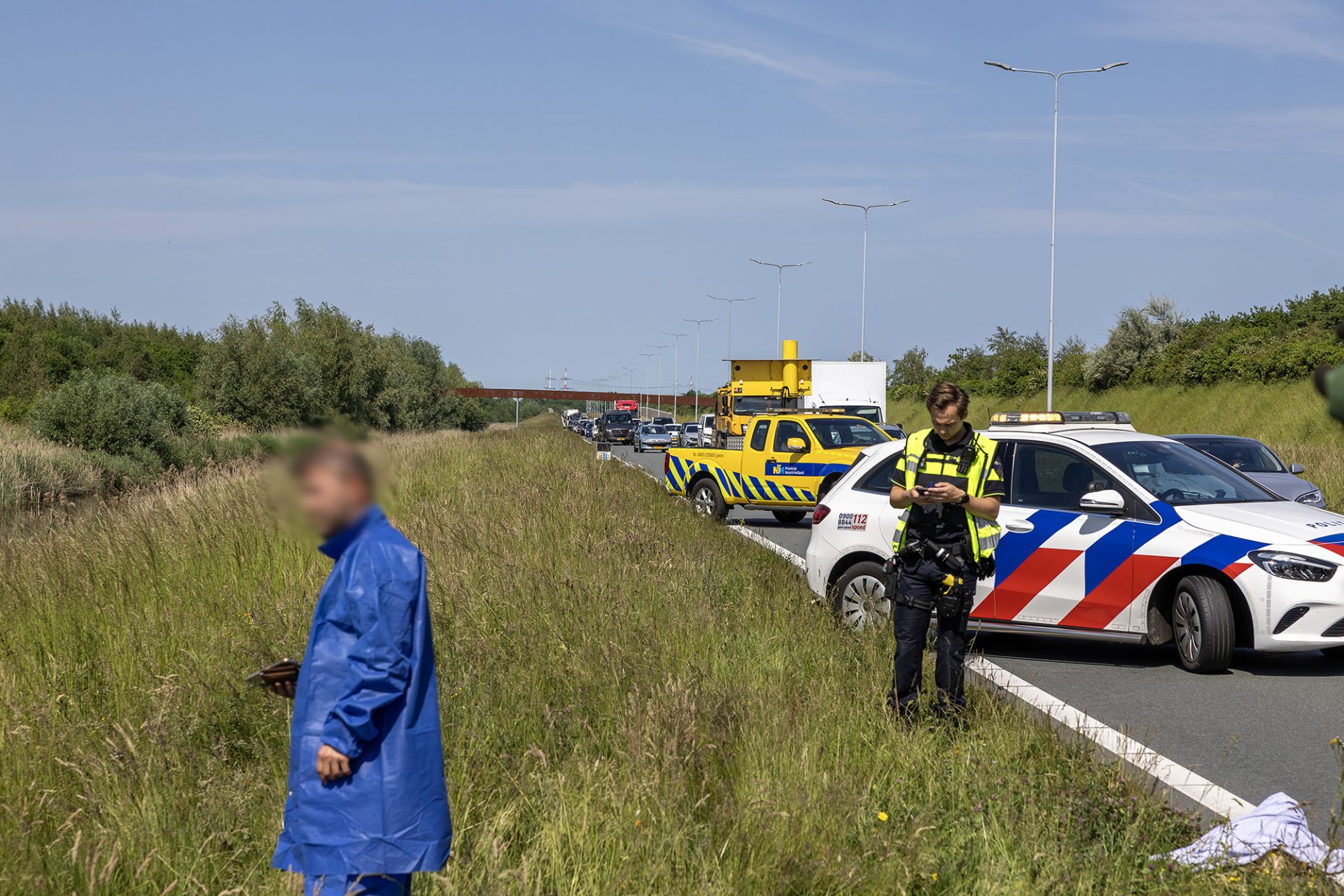 Auto belandt op z’n dak te water