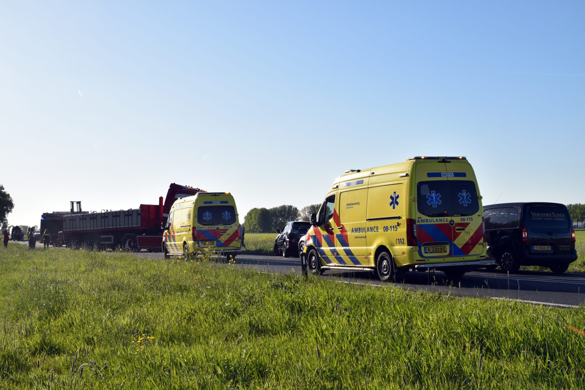 Auto botst frontaal op vrachtwagen na inhaalactie