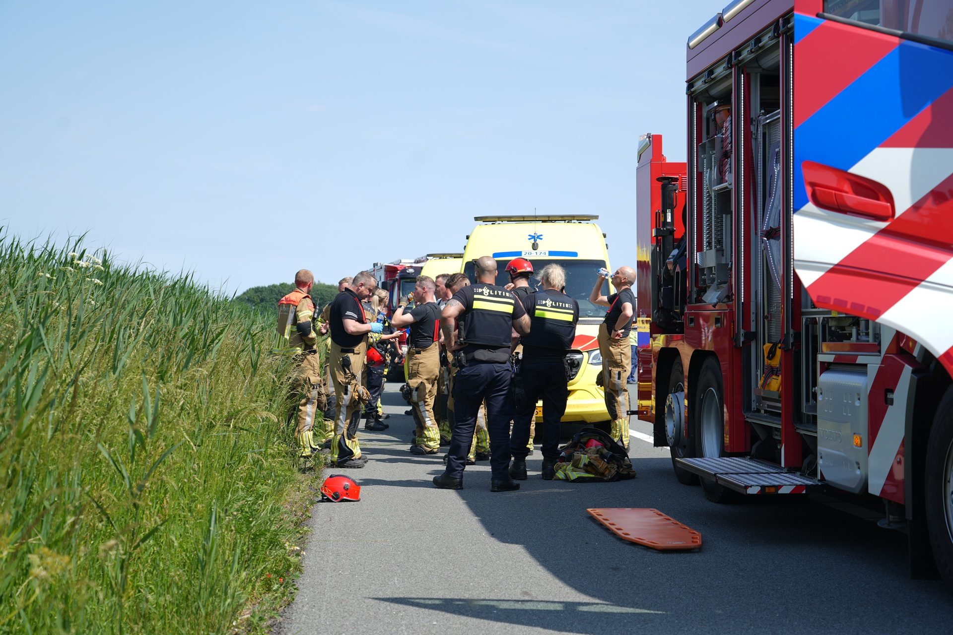 Auto crasht in sloot na verkeersruzie op snelweg, veroorzaker rijdt door
