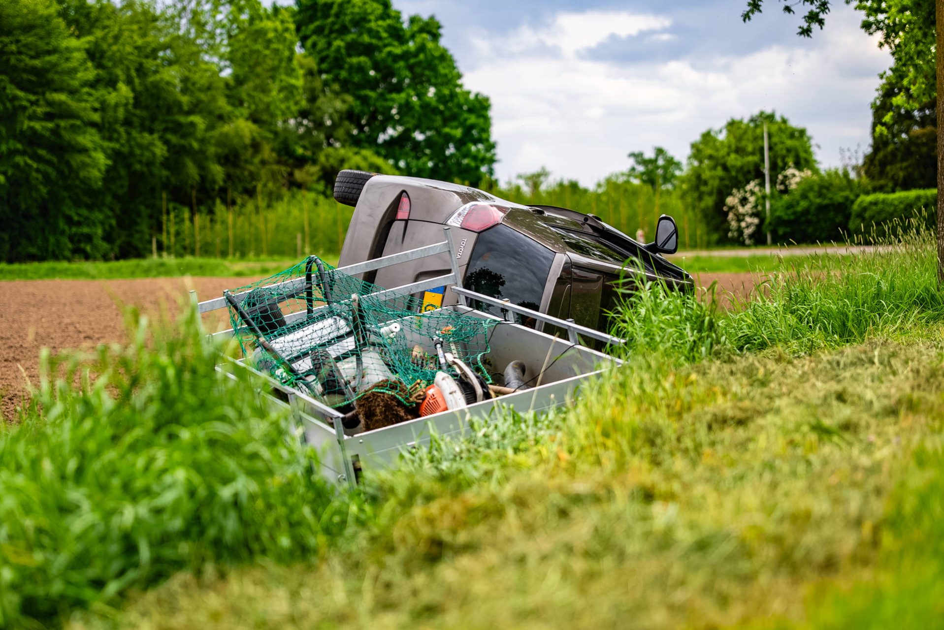 Auto met aanhanger belandt in greppel