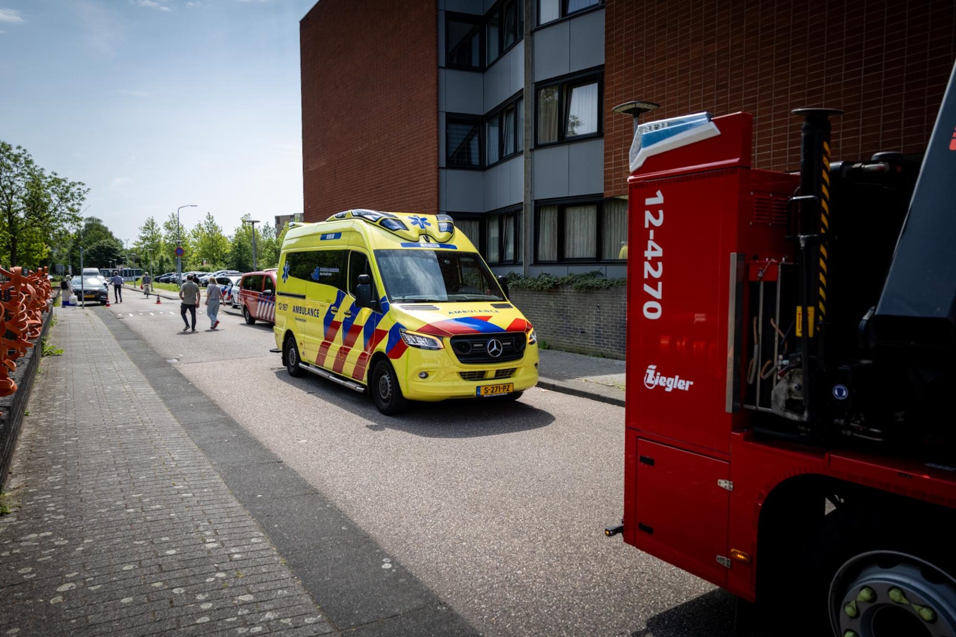Auto op zijkant na botsing op kruising