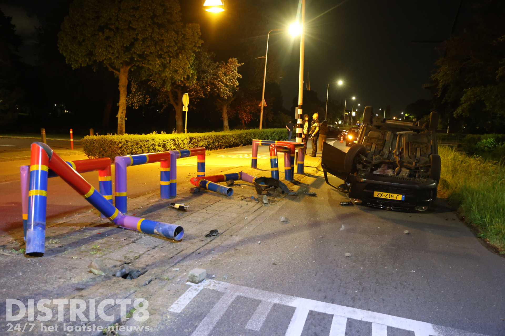 Auto over de kop en flinke schade na eenzijdig ongeval Heulweg Wateringen