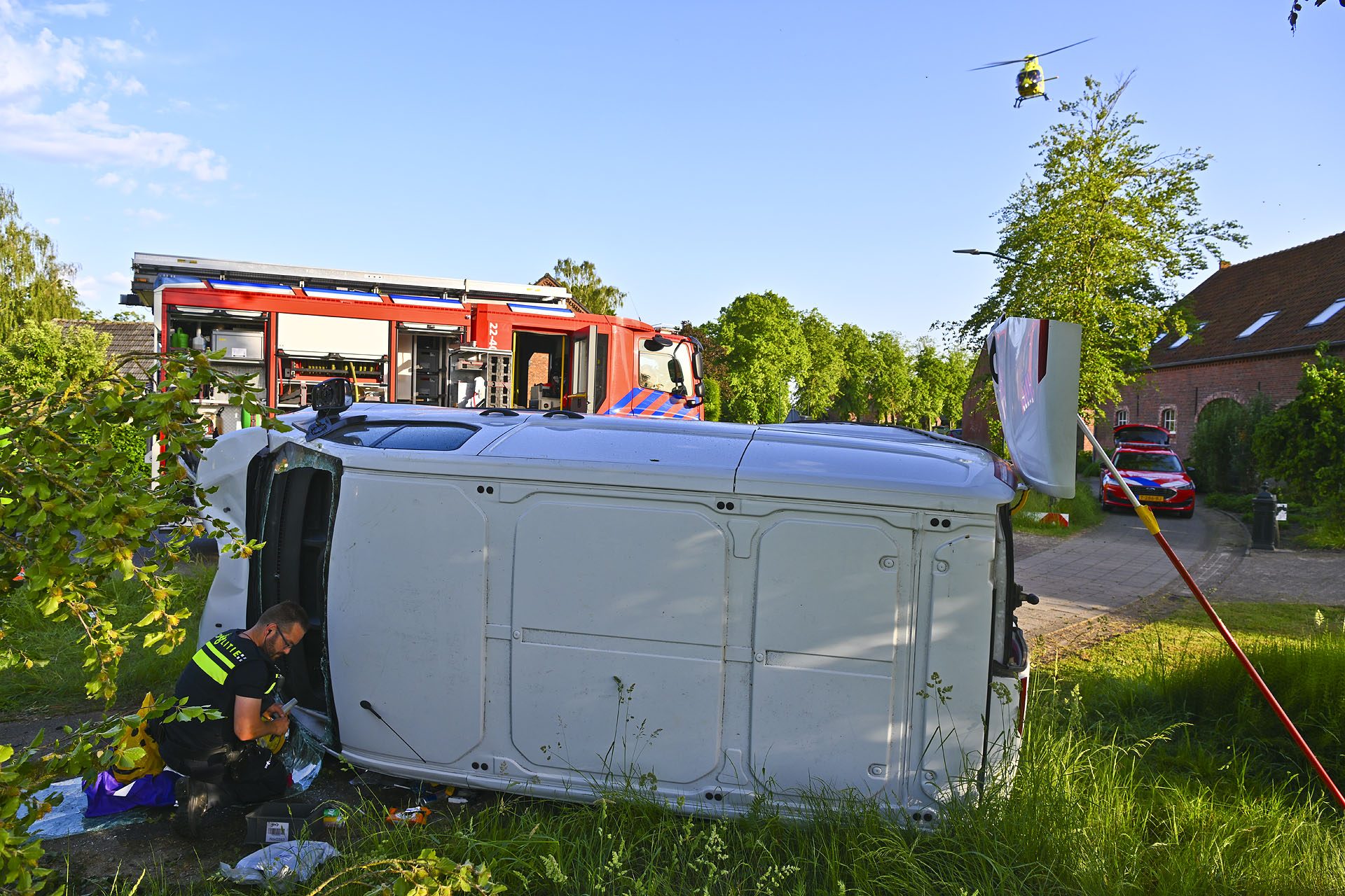 Automobilist onder politiebegeleiding naar ziekenhuis na crash tegen boom