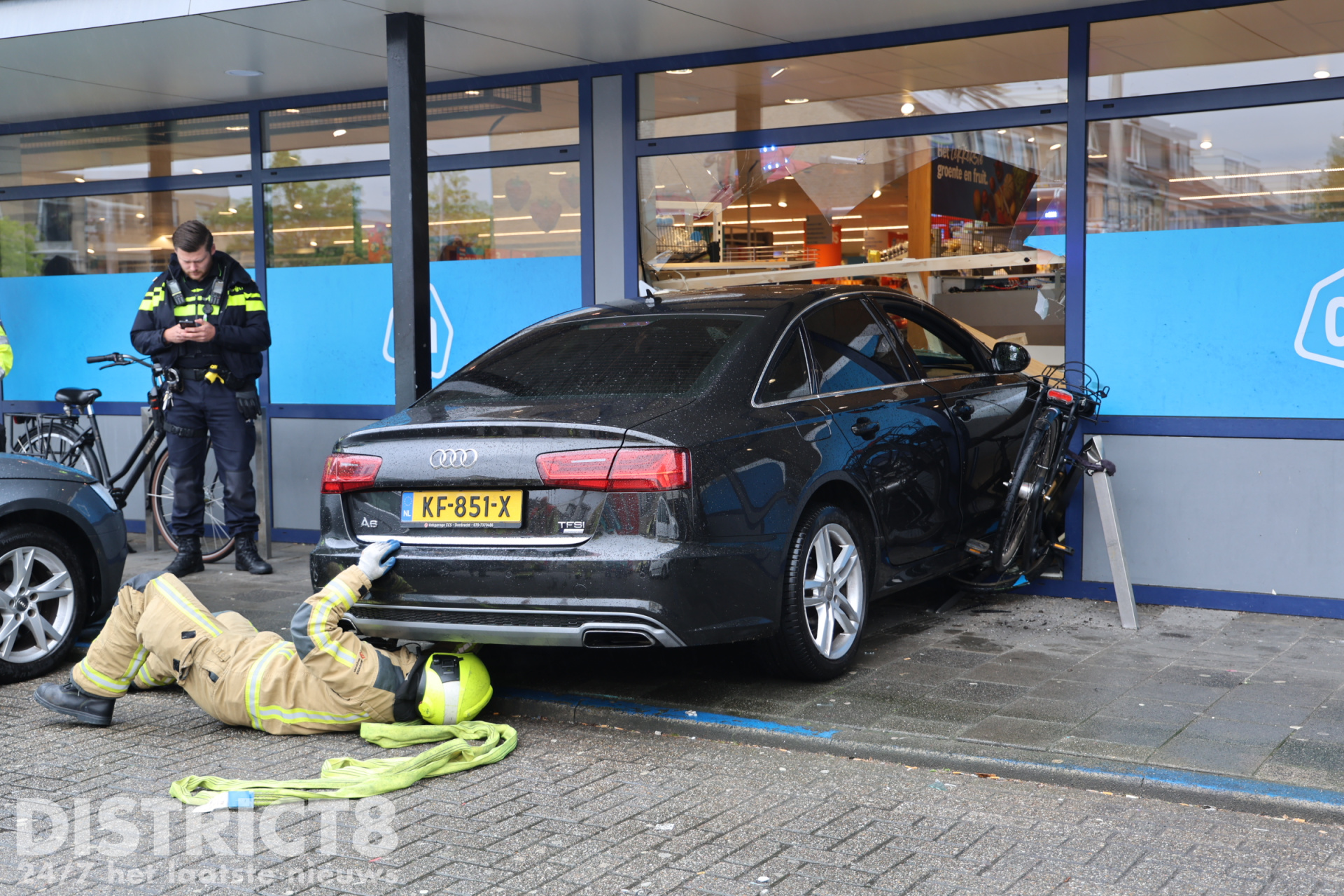 Automobilist rijdt door gevel van supermarkt Struyck van Bergenstraat Wateringen
