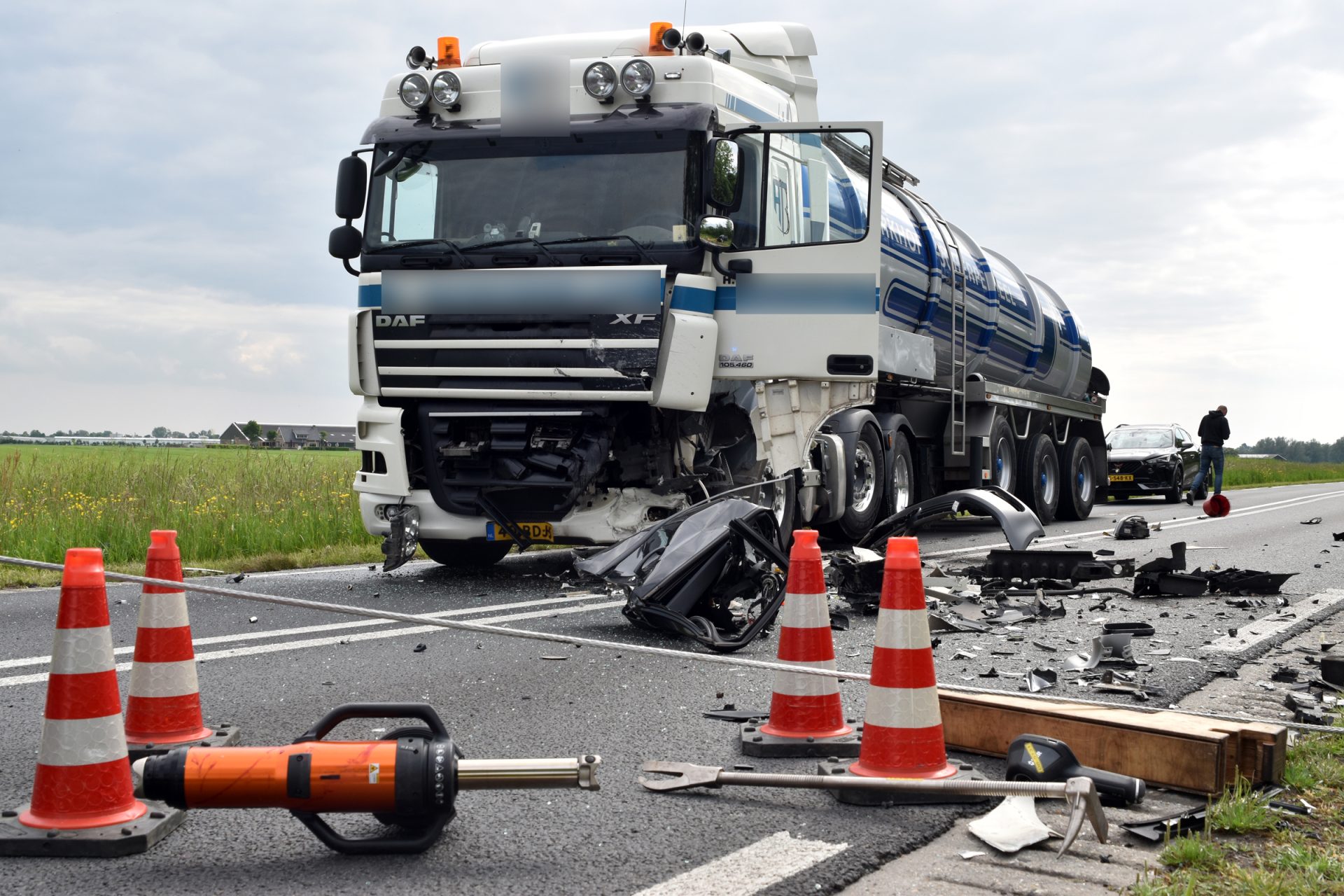 Automobilist zeer ernstig gewond na frontale botsing met vrachtwagen