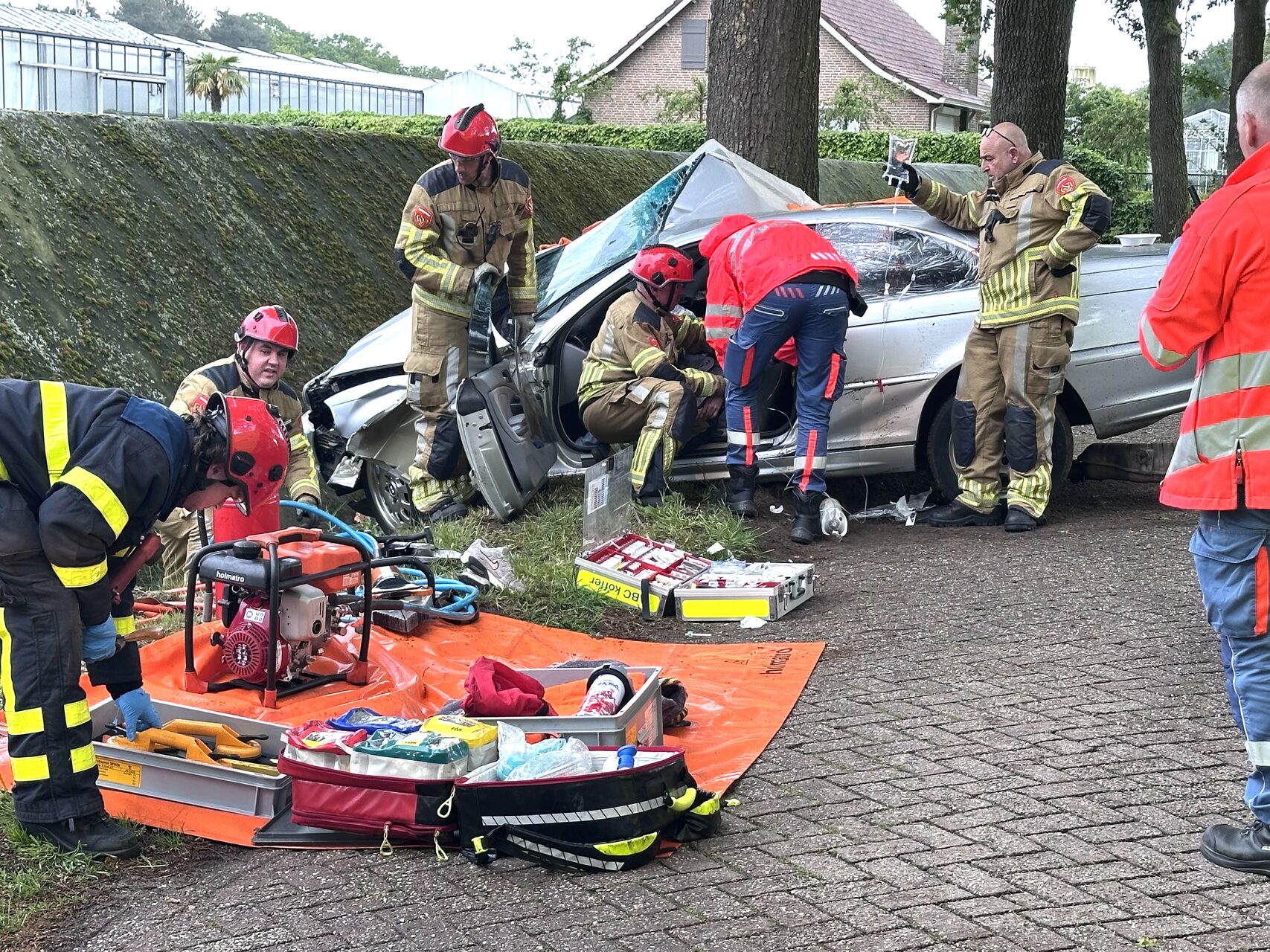 Automobiliste bekneld na botsing tegen boom, traumahelikopter opgeroepen