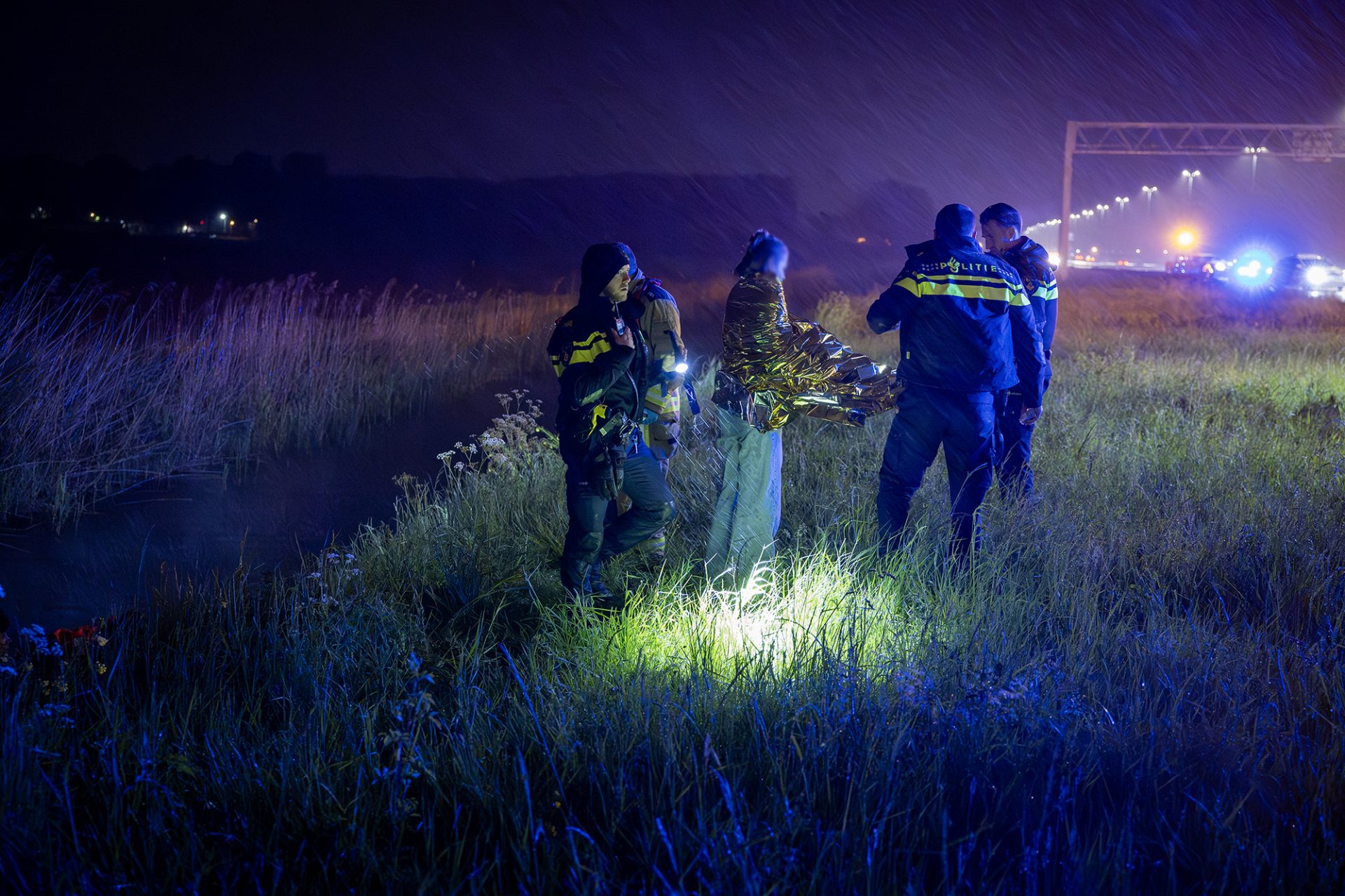 Automobiliste raakt van snelweg en belandt in sloot