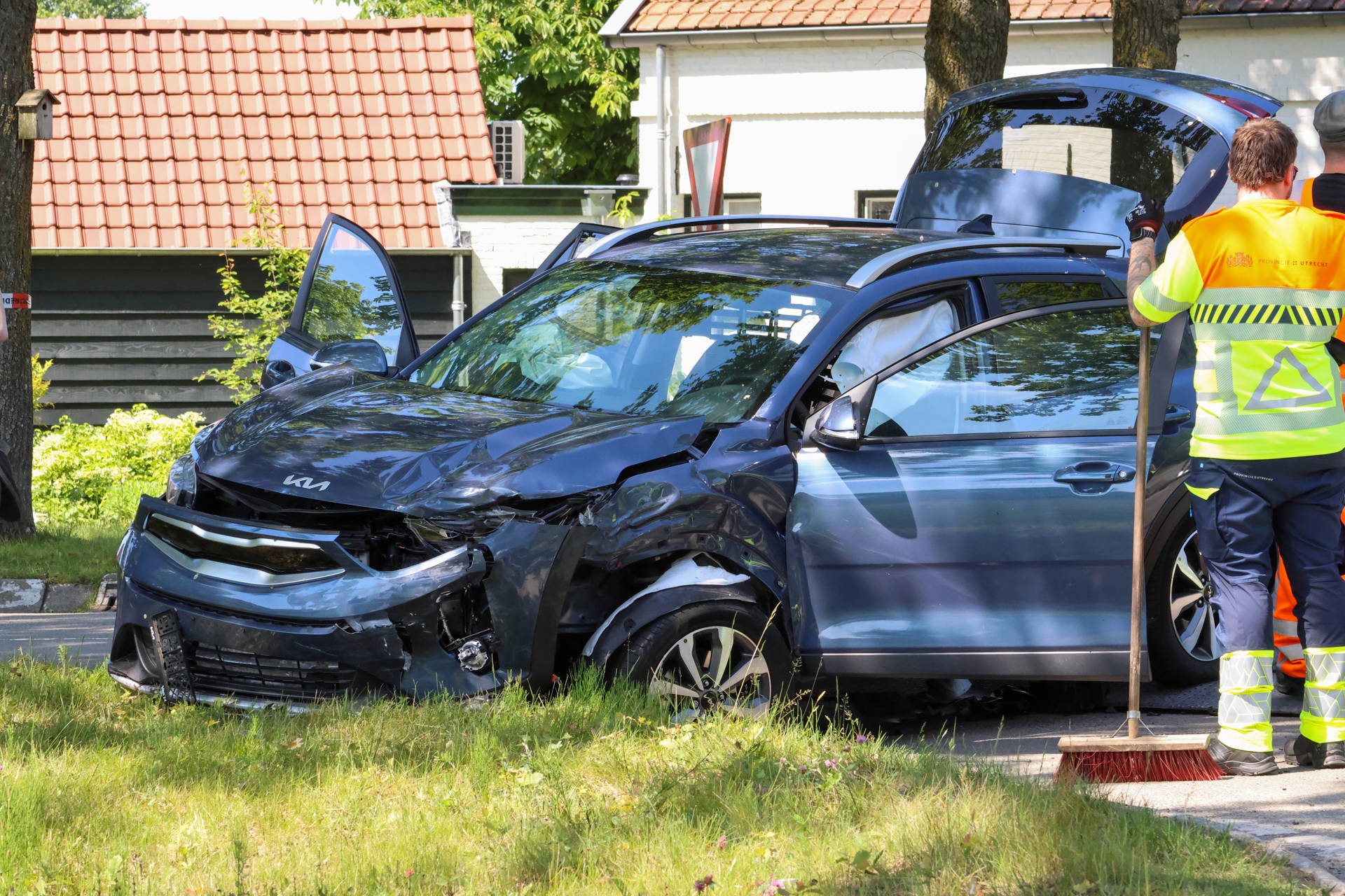 Bestuurder aangehouden na botsing tussen auto en bestelbus