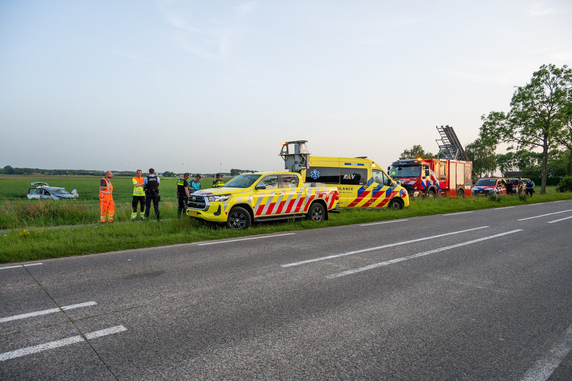 Bestuurder met spoed naar ziekenhuis nadat auto over de kop slaat