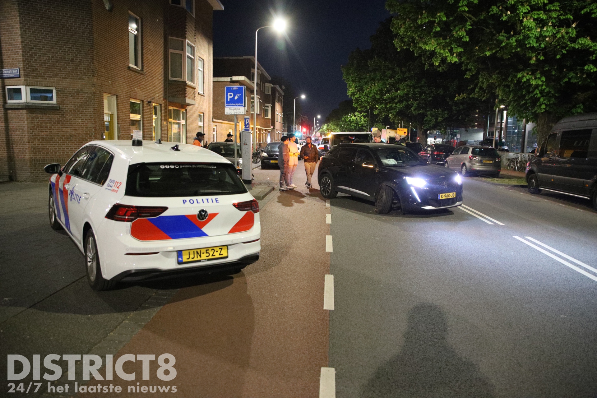Bestuurster aangehouden en auto flink beschadigd na botsing met geparkeerd voertuig Monstersestraat Den Haag
