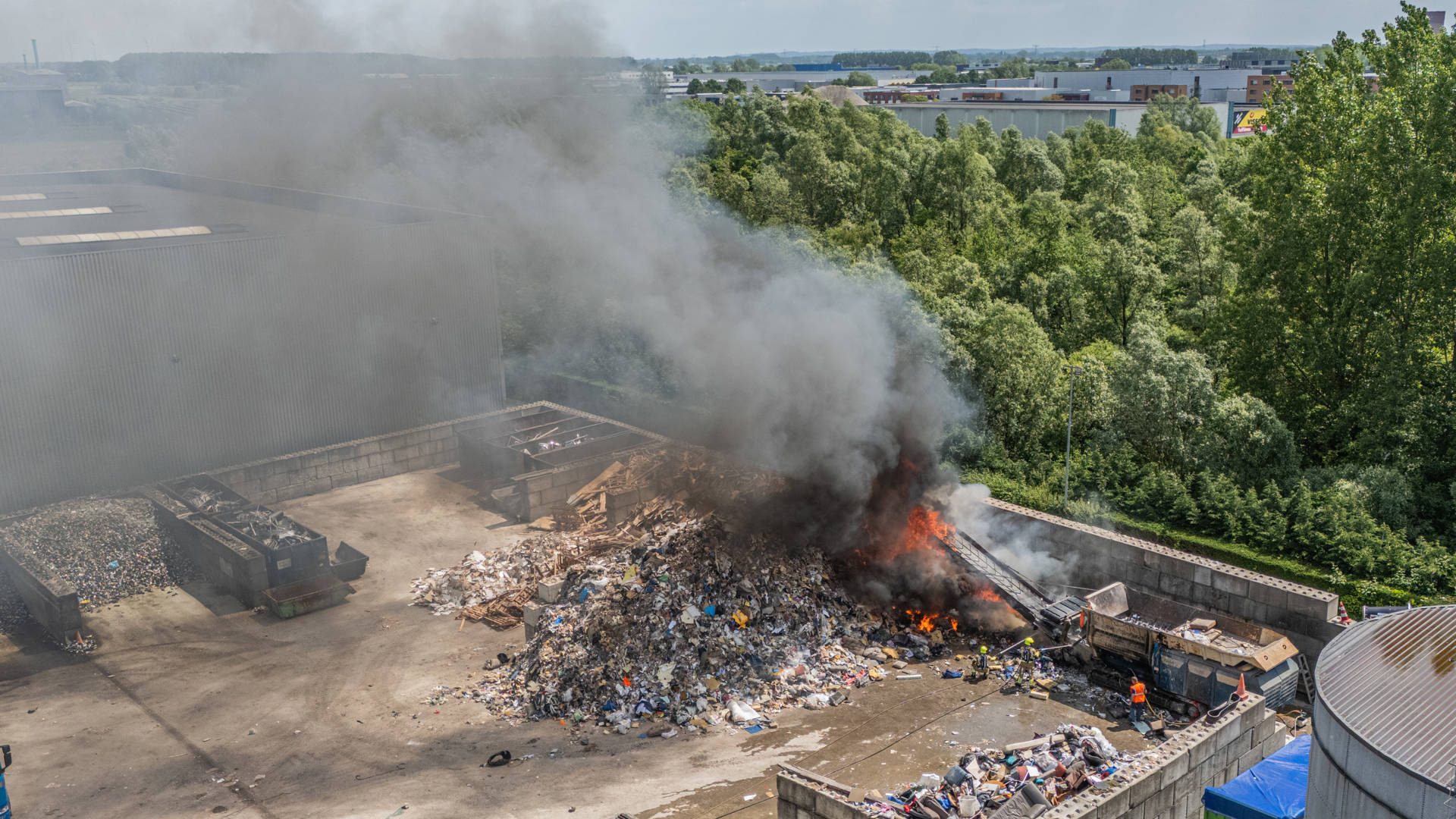 Brand bij afvalverwerker slaat over naar afvalberg