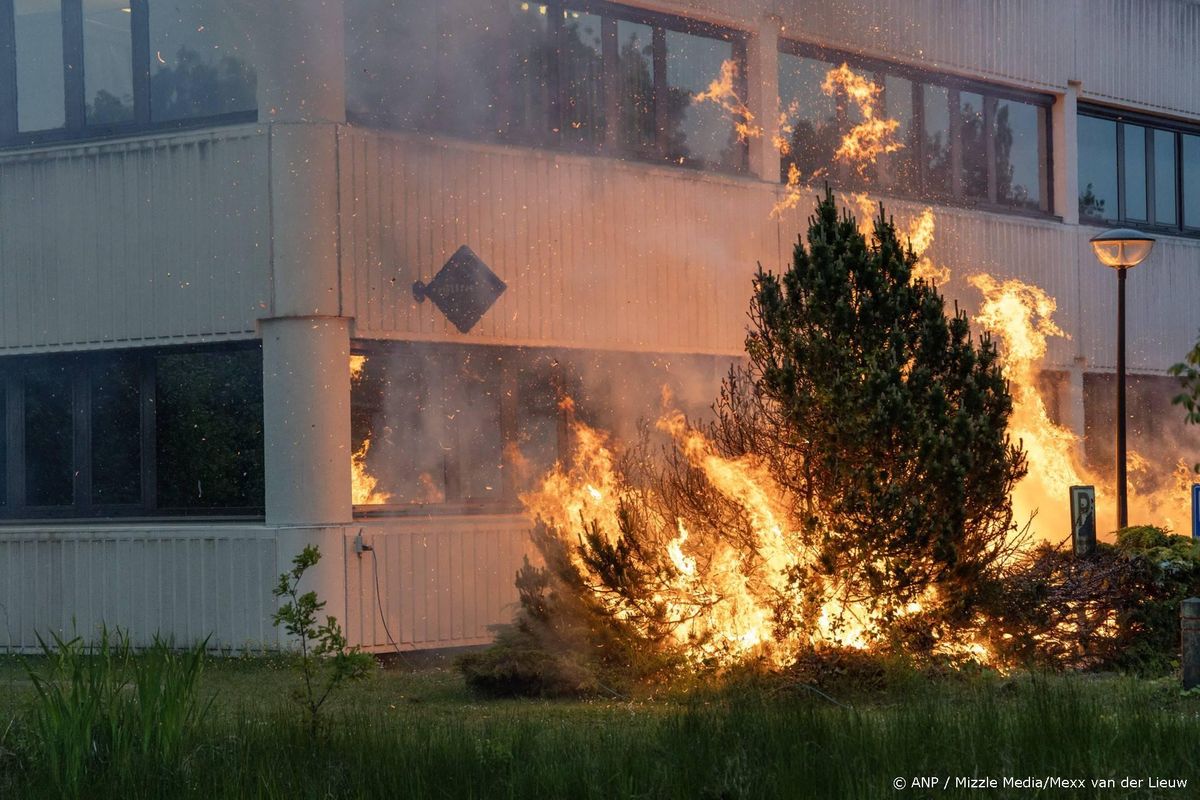 Brand bij noodopvanglocatie Loosdrecht tijdens azc-demonstratie.