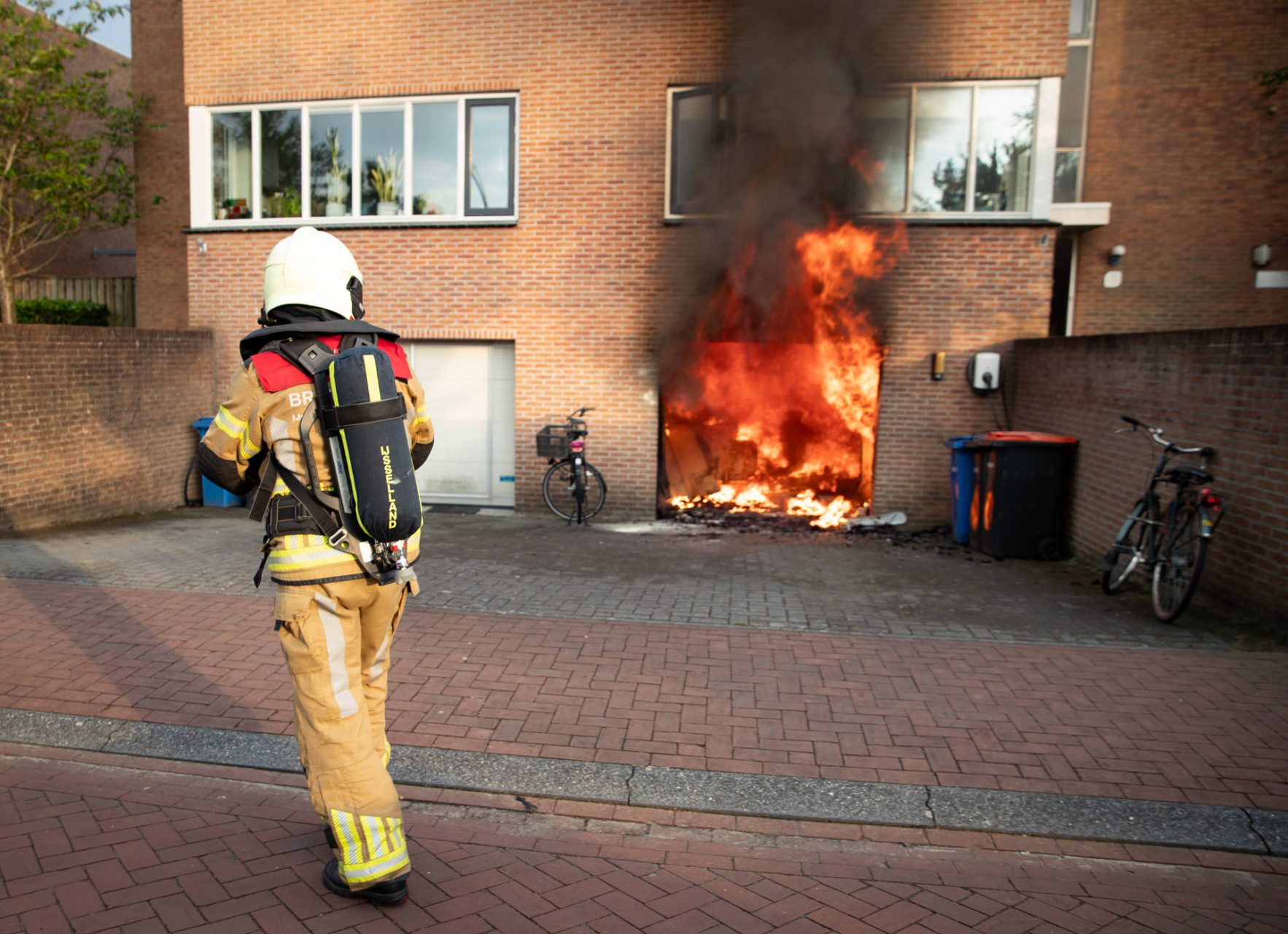 Brand bij woning zorgt voor flinke rookontwikkeling