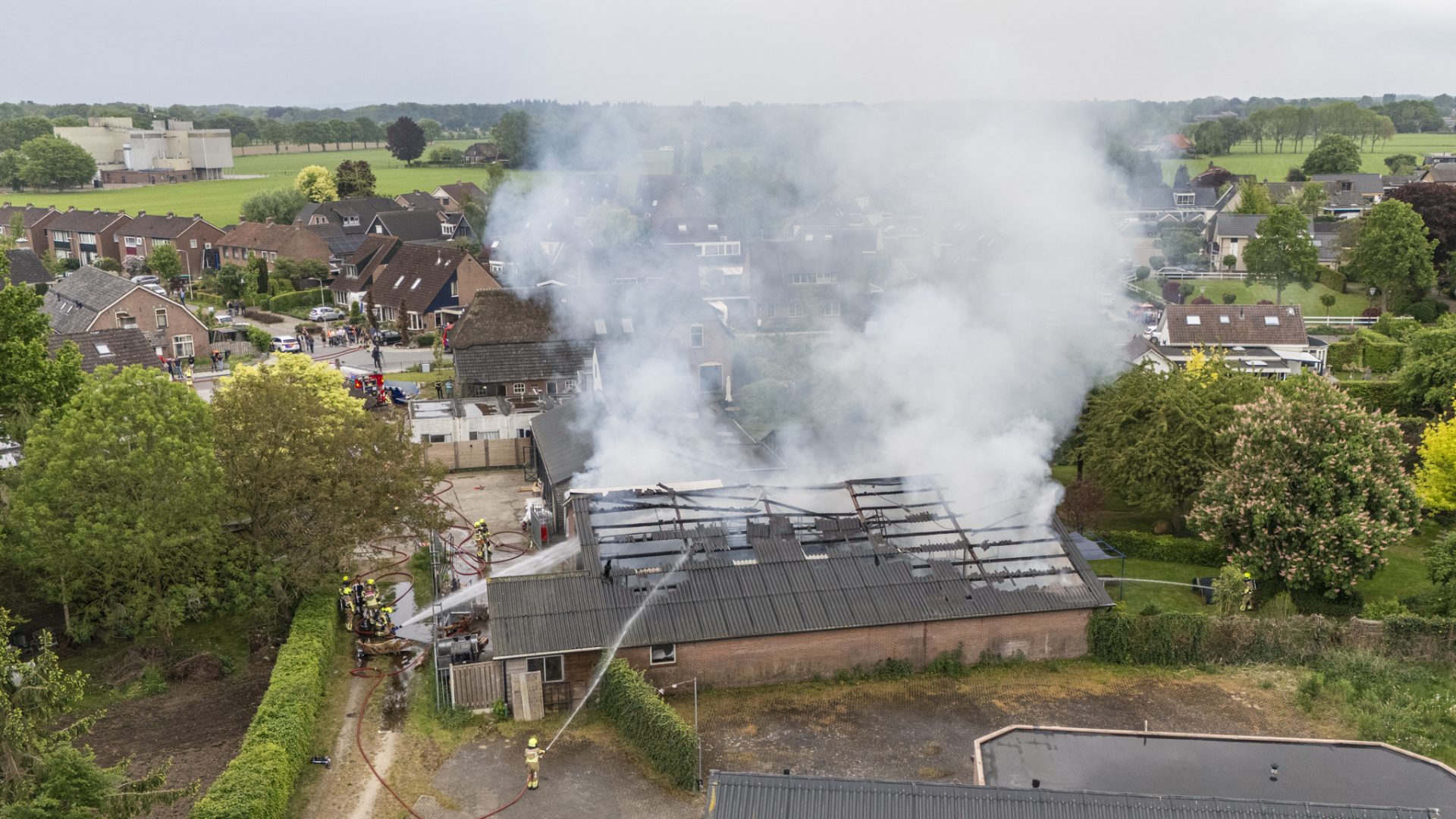 Brand in loods met opgeslagen meubels, veel rook vrijgekomen