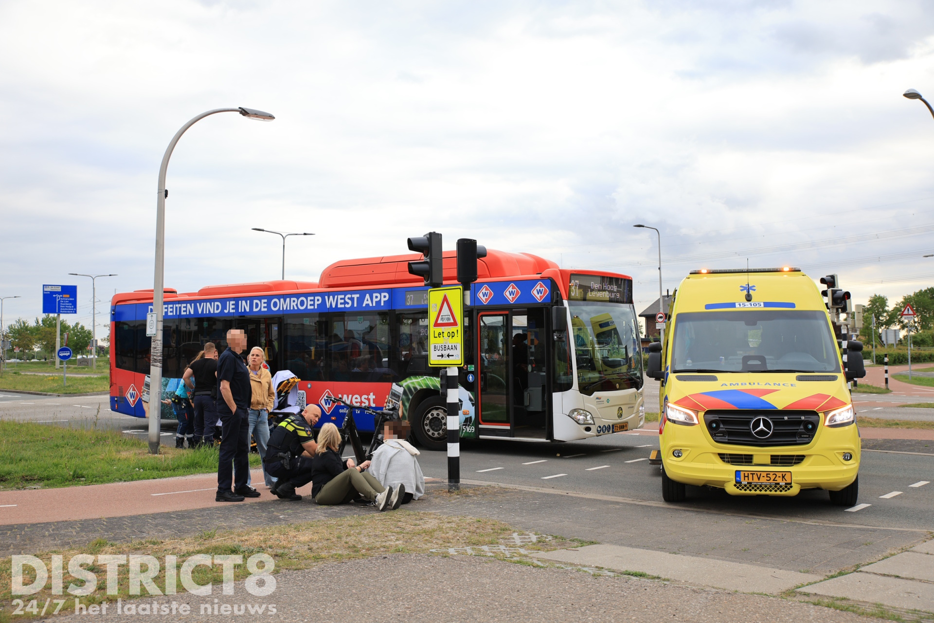 Bus maakt noodremming om ongeval te voorkomen, passagier gewond Harnaschdreef Den Hoorn