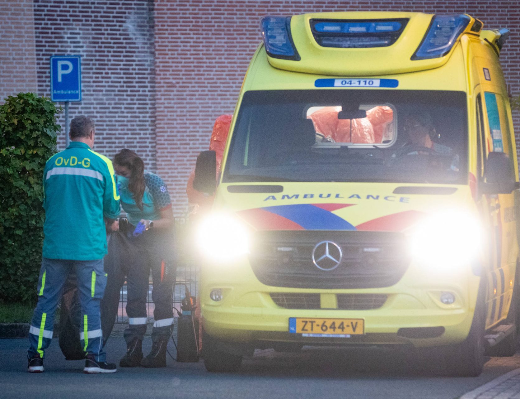 CBRN-team begeleidt patiënt met mogelijke ebolabesmetting