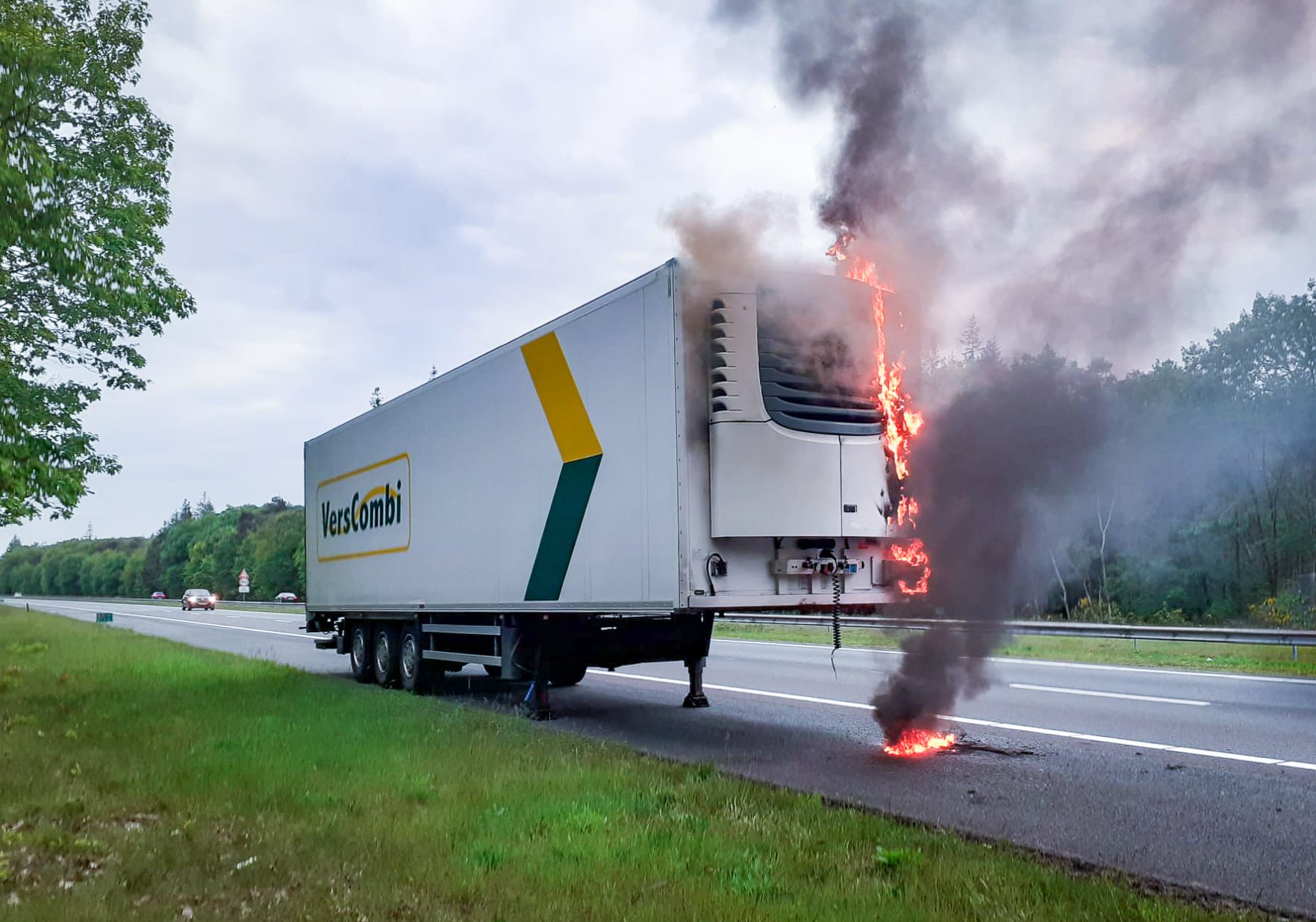 Chauffeur raakt gewond bij brand in koelinstallatie van vrachtwagencombinatie