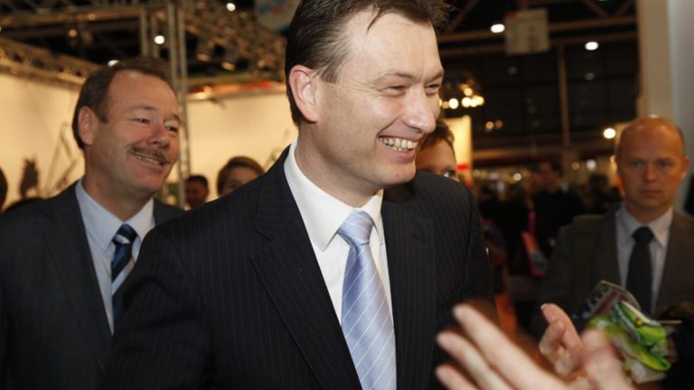 ‘Datsja-leugenaar’ Halbe Zijlstra (VVD) overladen met kritiek nadat hij FVD ‘fascistische’ partij noemt.