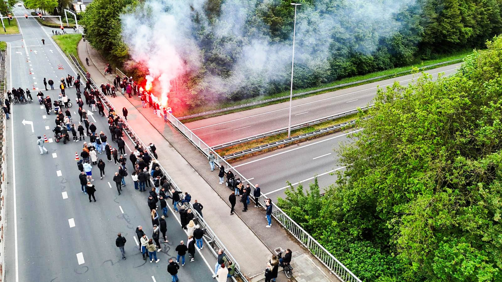 Demonstranten tegen azc blokkeren snelweg met groep actievoerders