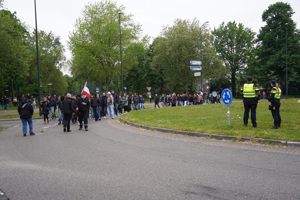 Demonstratie tegen komst azc escaleert, politie veegt rotonde leeg
