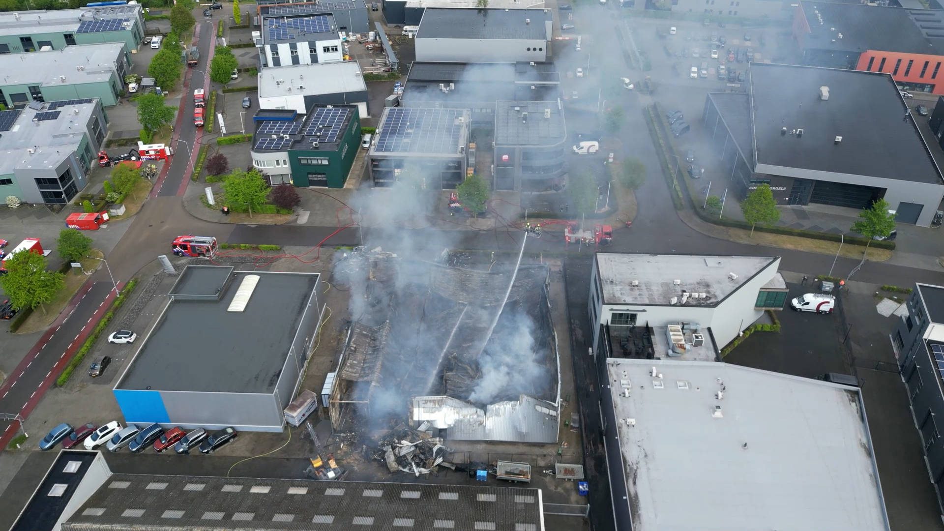 Dessertbedrijf verwoest door zeer grote brand, NL-Alert om rook