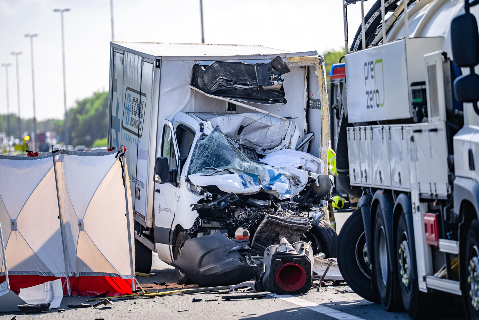 Dode bij botsing tussen bakwagen en vrachtauto op snelweg
