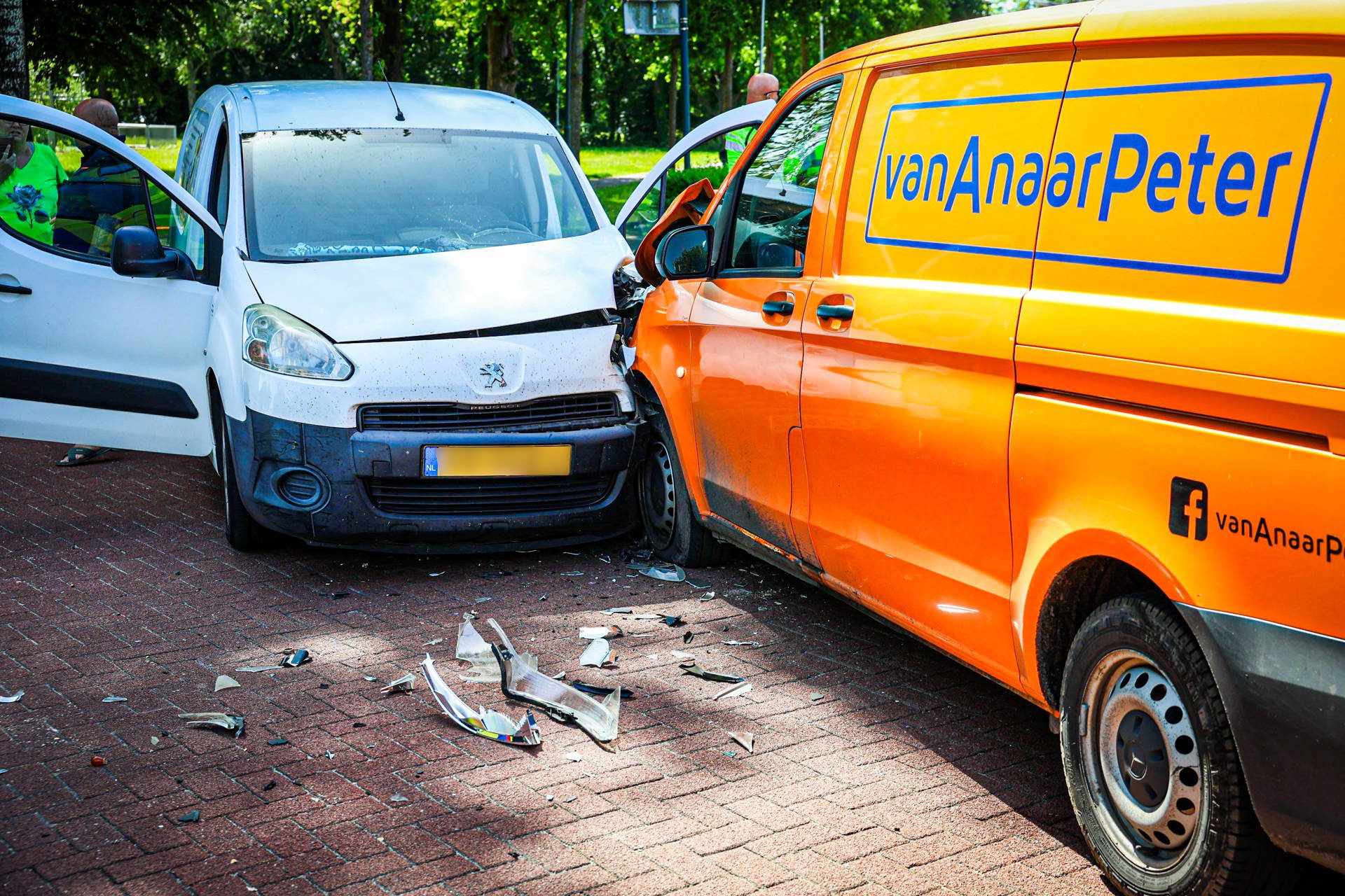 Drie gewonden bij botsing tussen twee bestelbusjes
