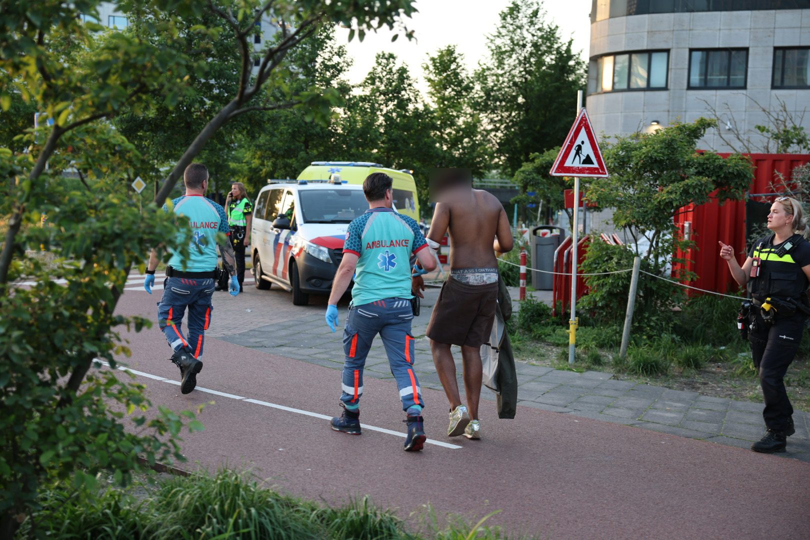 Drie gewonden en aanhouding na ernstig incident naast station - 112 Nederland