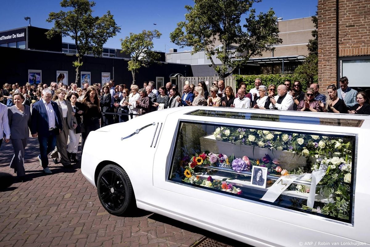 Duizenden mensen applaudisseren luid voor overleden Jade Kops.