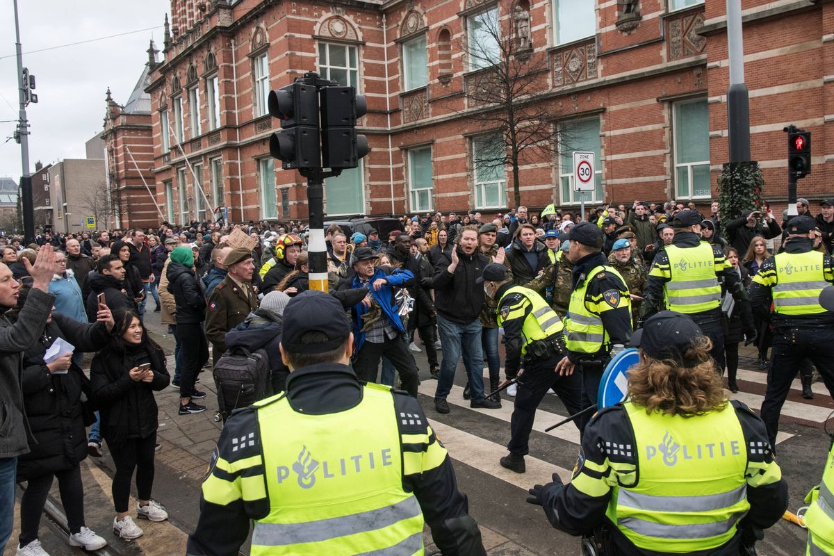 Escalatie in Apeldoorn: Overheid zet ME in tegen bezorgde burgers na protest tegen asielzoekerscentrum!.