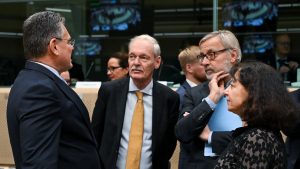 Ex-staatssecretaris van Landbouw vraagt zich af: is Nederland nog wel een democratie?.