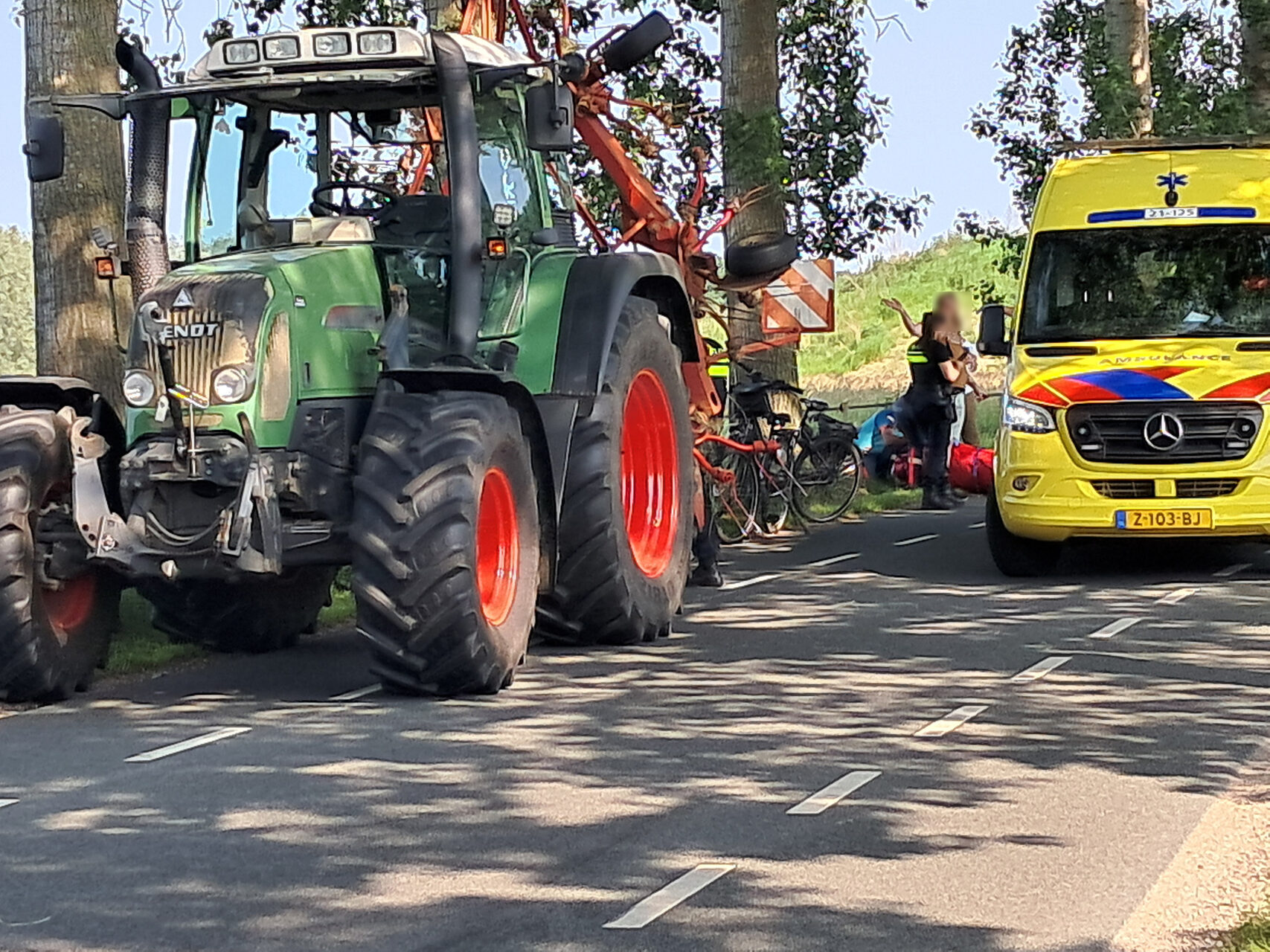 Fietser zwaargewond na aanrijding met tractor