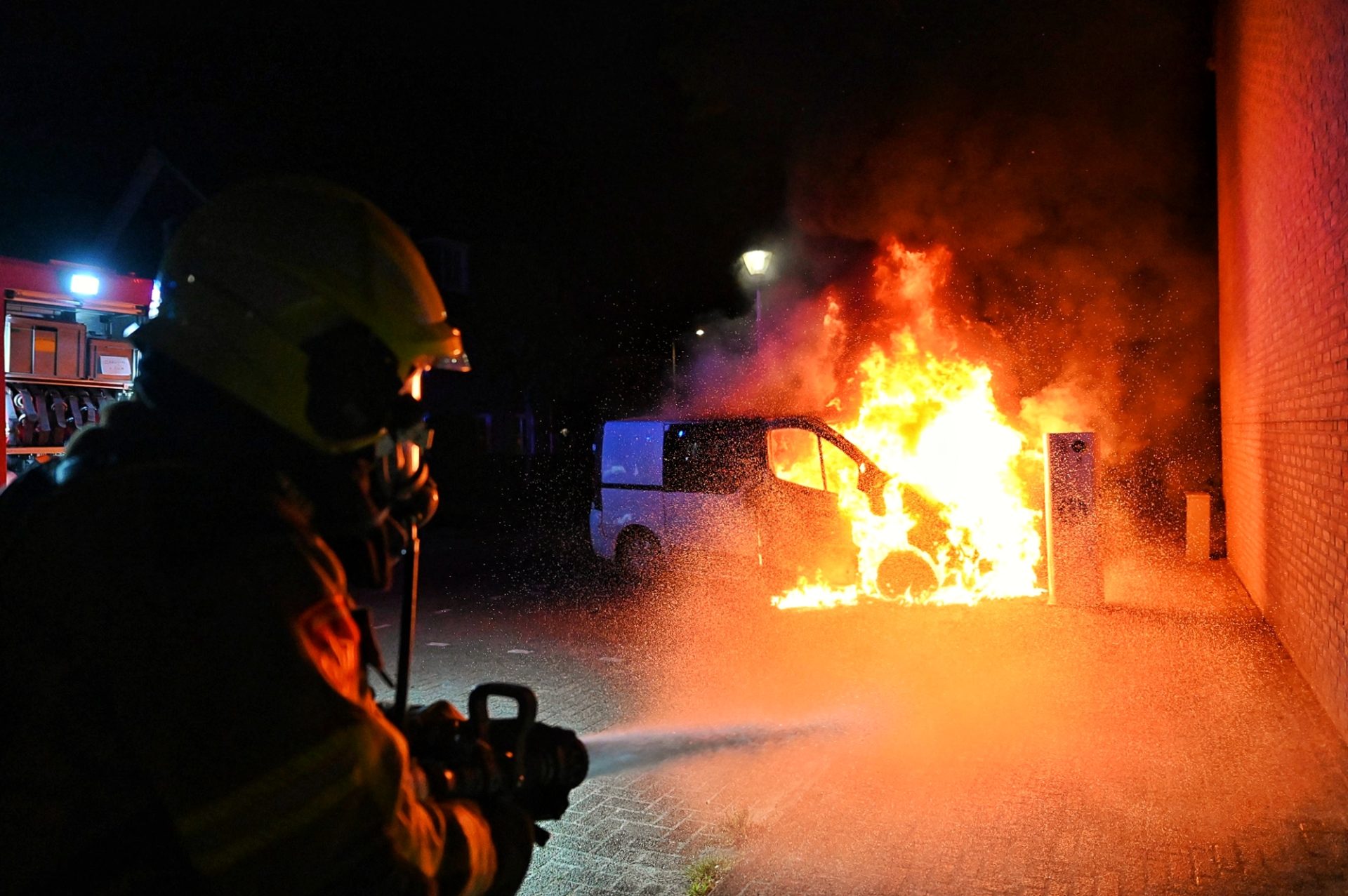 Geparkeerde bestelbus in brand gestoken, politie zoekt getuigen