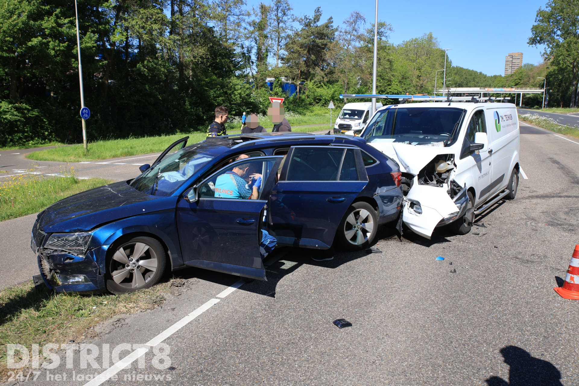 Gewonden en flinke schade na kopstaart aanrijding tussen 3 voertuigen Prinses Beatrixlaan Delft