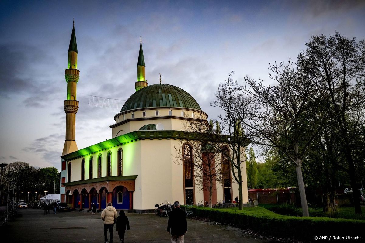 Groep mensen richt vernielingen aan bij Mevlana Moskee Rotterdam.