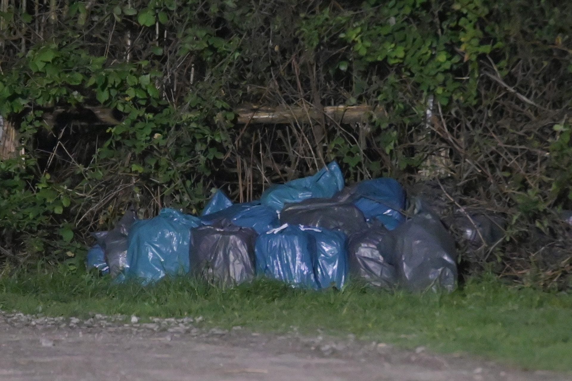 Groot onderzoek na aantreffen vuilniszakken op parkeerplaats