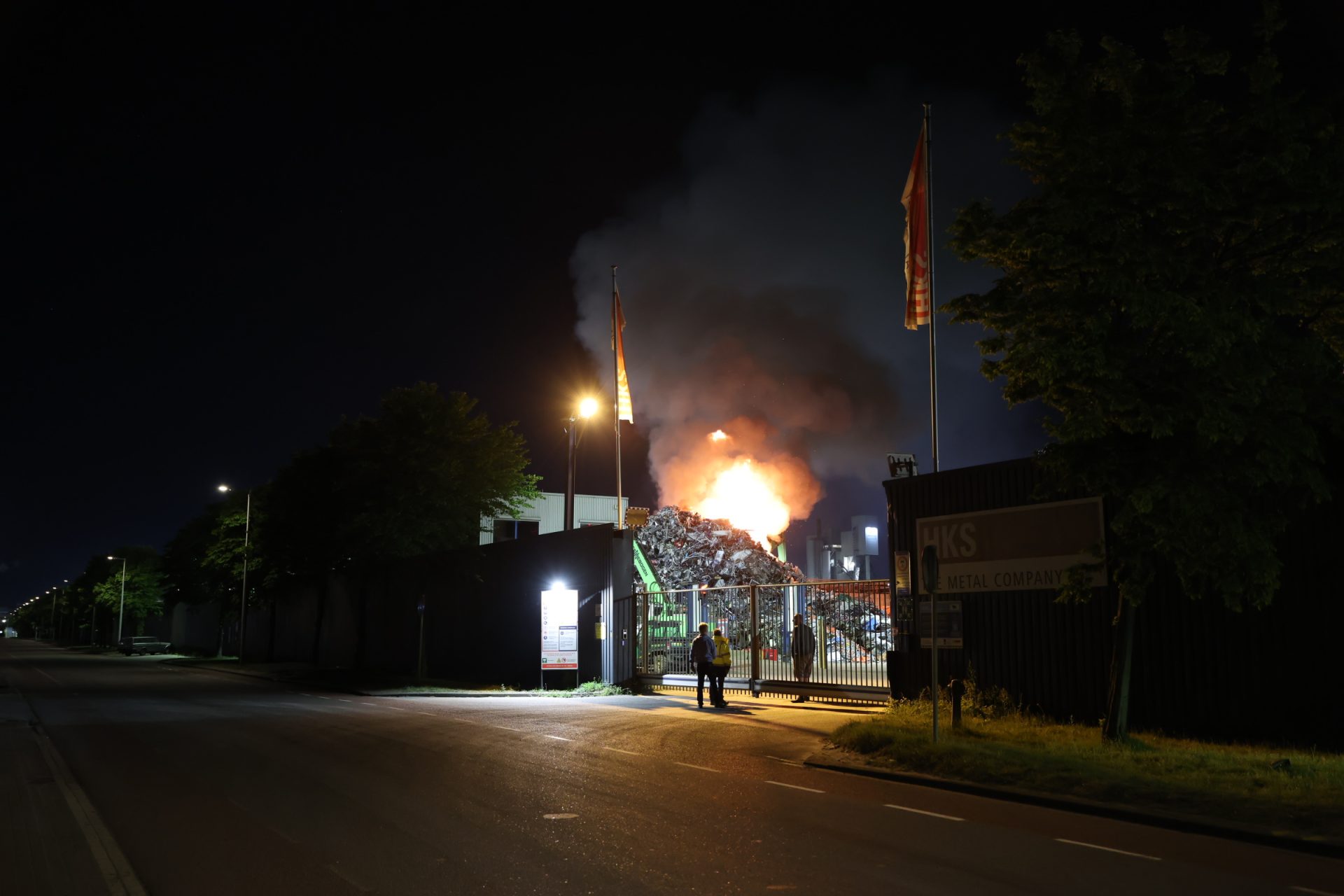 Grote brand bij metaalsverwerkingsbedrijf zorgt voor rookoverlast