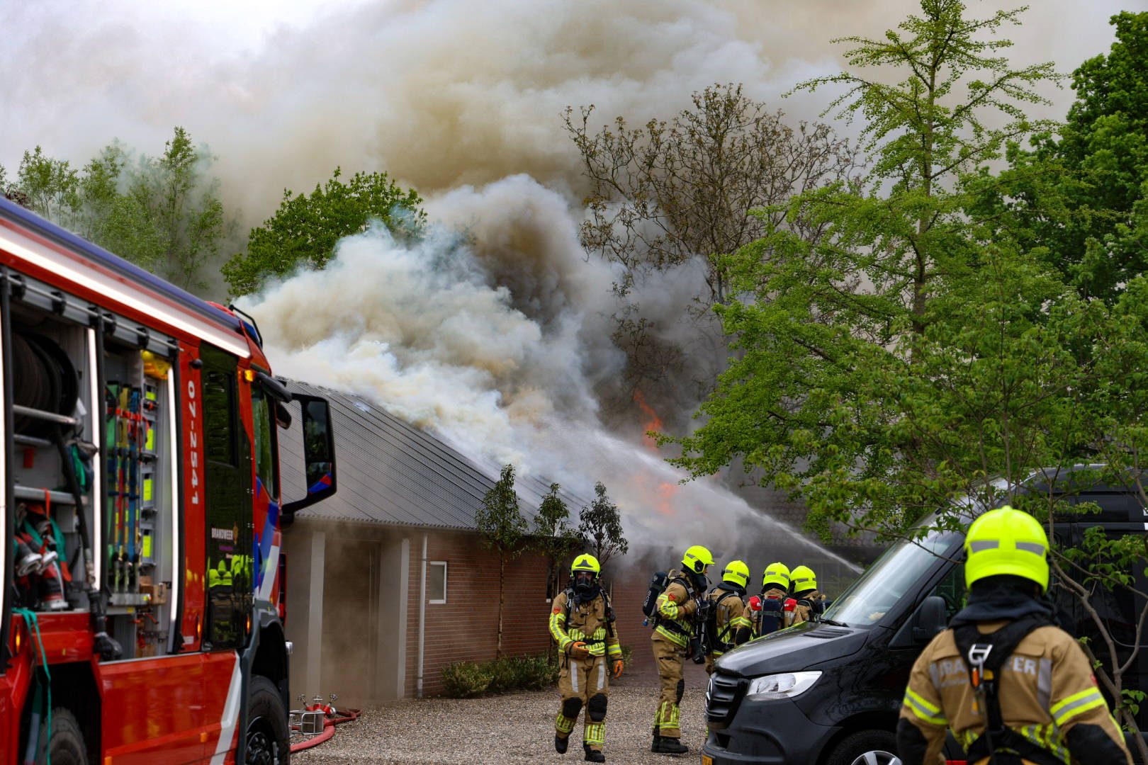 Grote rookwolken bij uitslaande brand in schuur