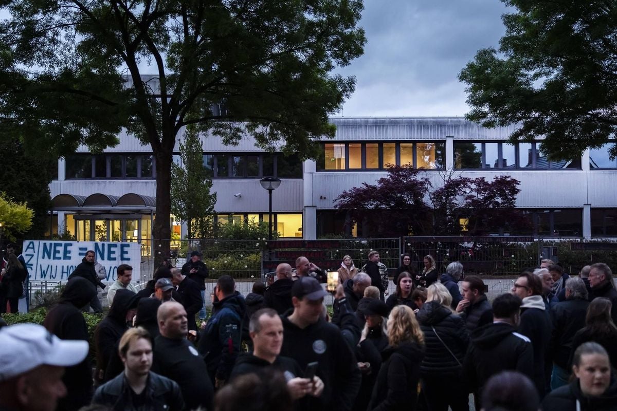 Honderden deelnemers aan mars in Loosdrecht tegen noodopvang.