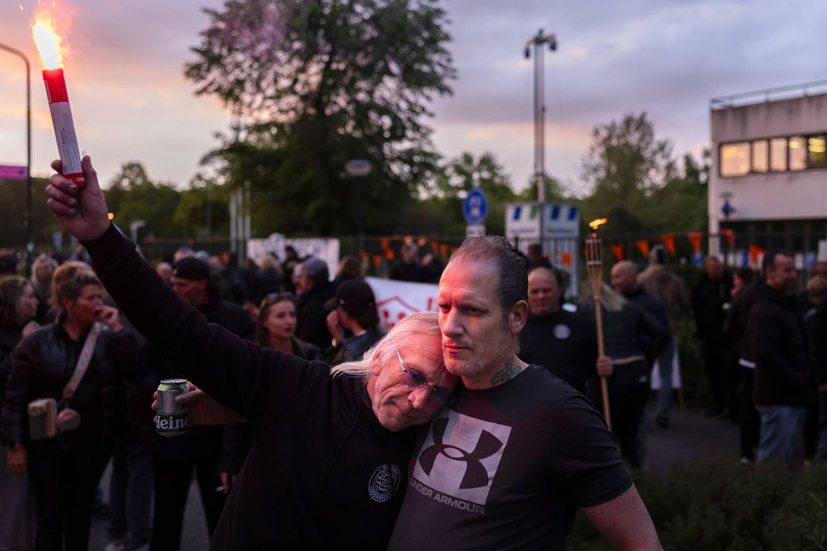 Honderden woedende burgers in Loosdrecht begraven de democratie na asielterreur.