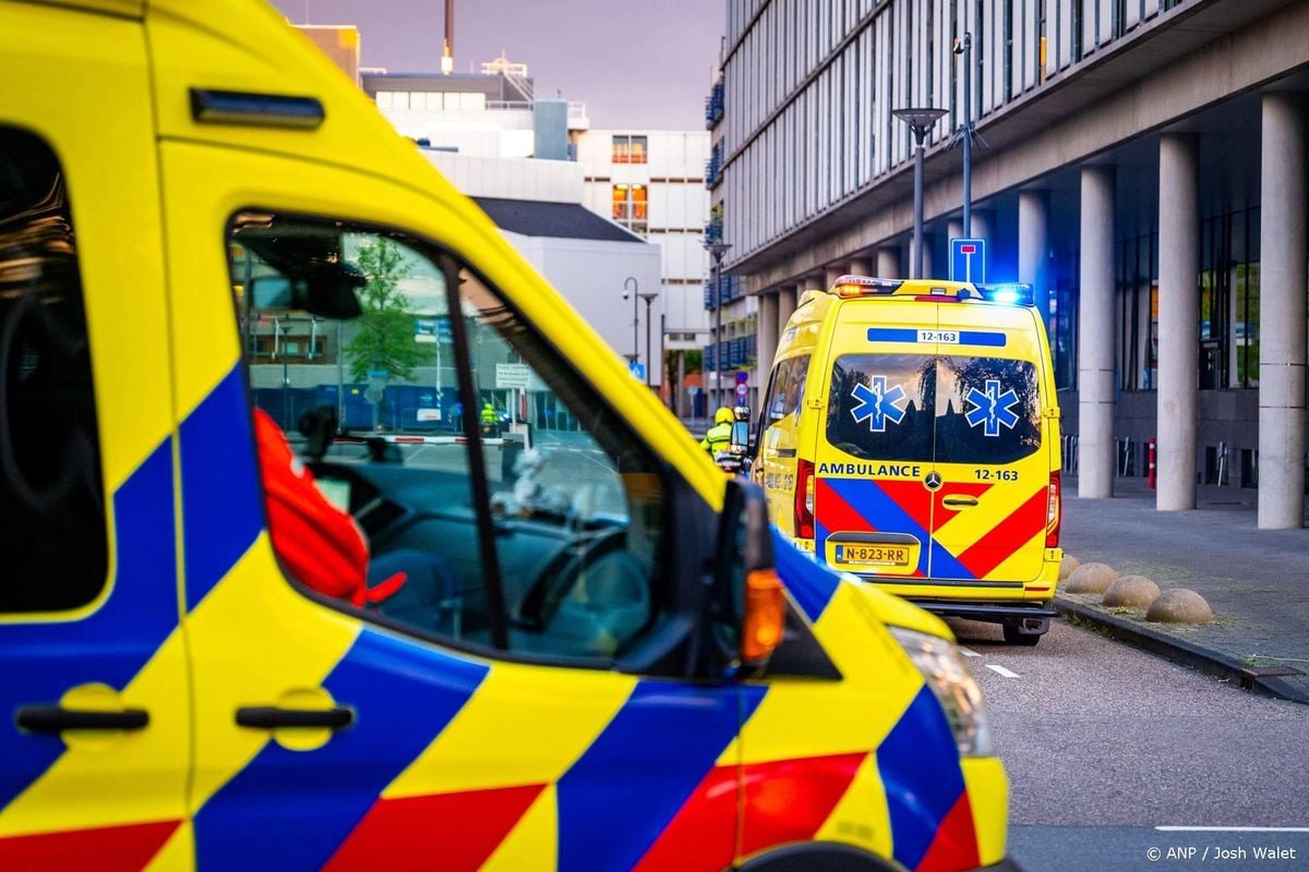 Hulpdiensten na evacuatievlucht cruiseschip aangekomen bij LUMC.