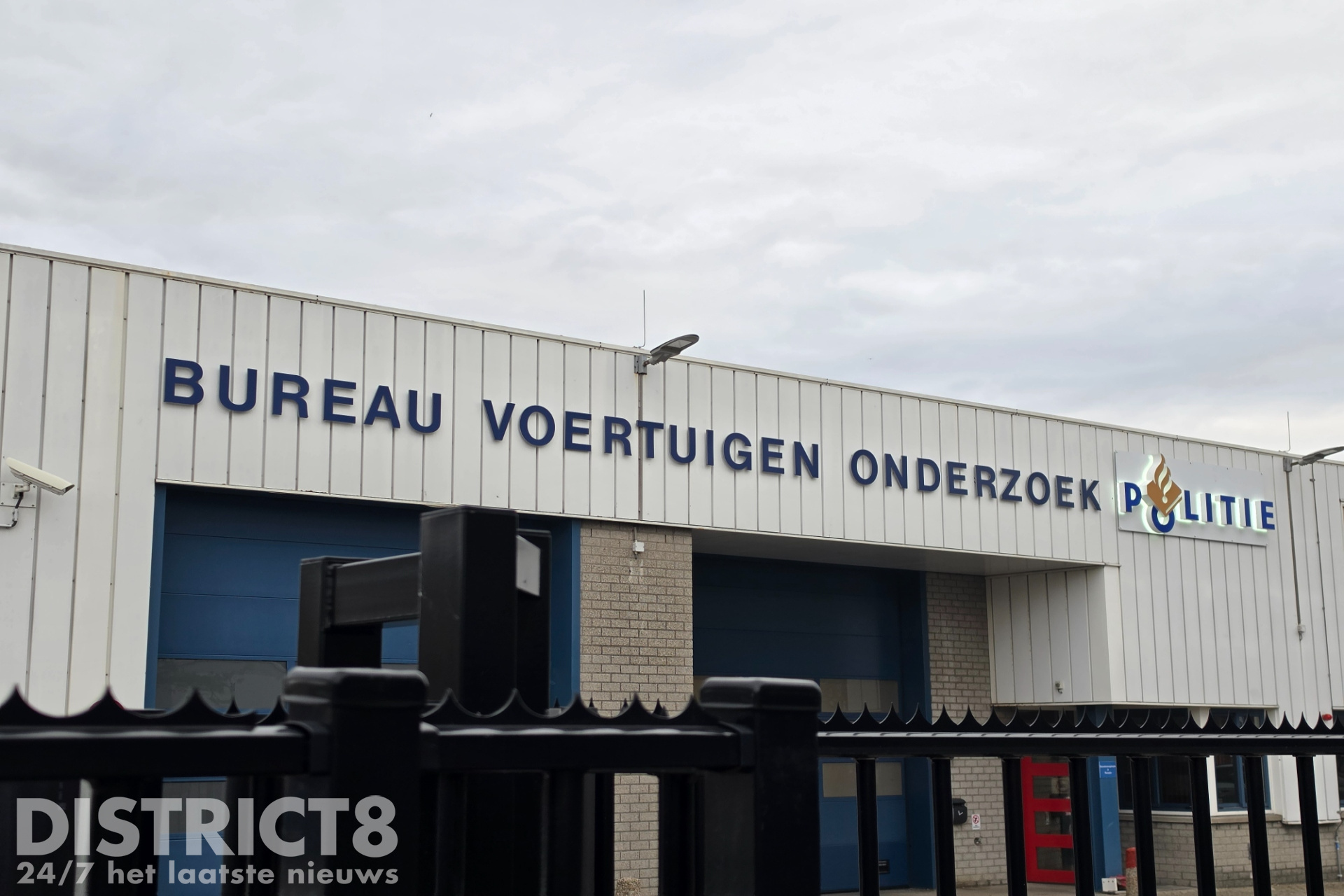 In beslag genomen auto van dodelijk ongeval vliegt in brand Zichtenburglaan Den Haag