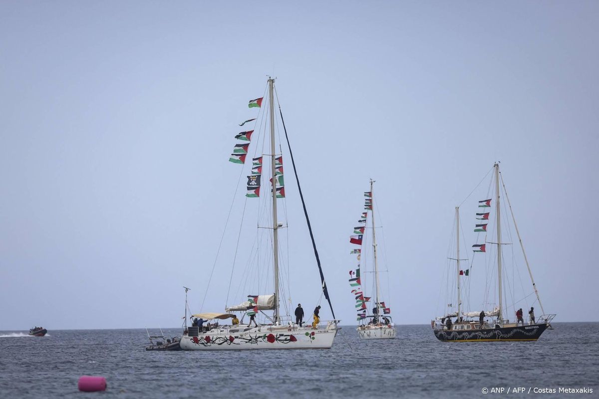 Israël neemt twee opvarenden Gaza-flotilla mee voor ondervraging.