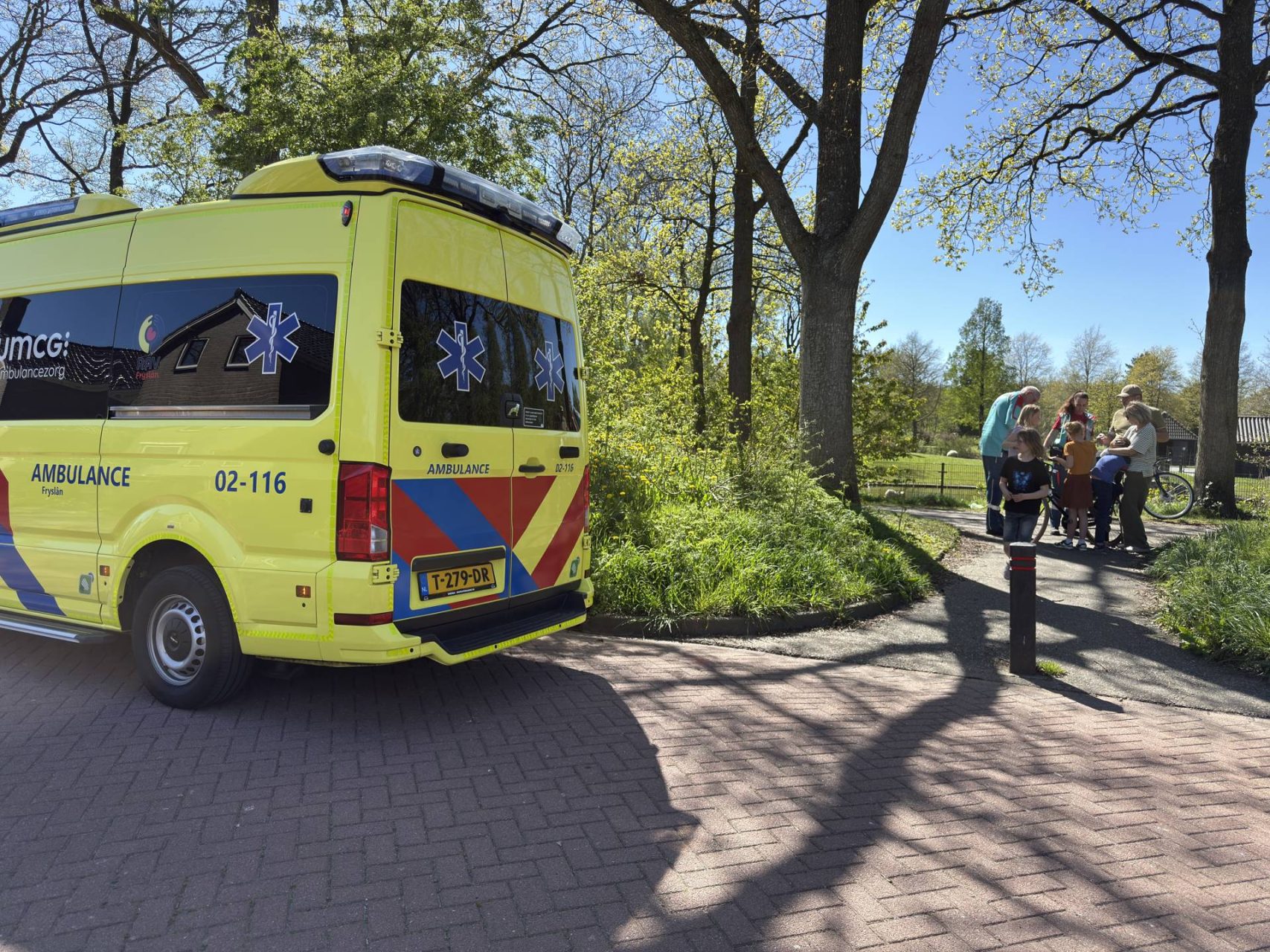 Jongetje met voet vast in fiets, ambulancechauffeur bevrijdt hem