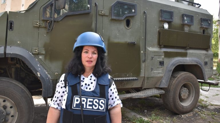 Journaliste Sonja van den Ende: Oekraïense aanval op studentencomplex in Loehansk is “vreselijke oorlogsmisdaad”.