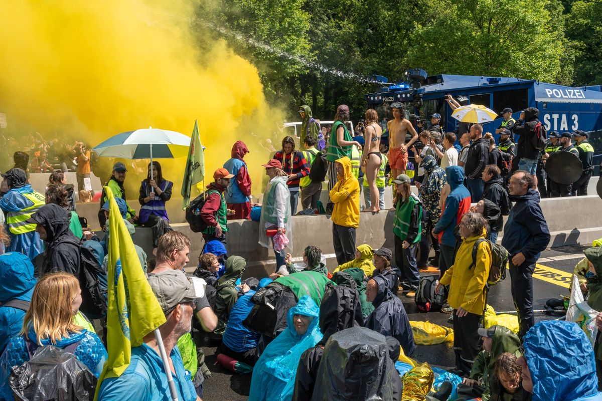 Klassenjustitie in Utrecht: Extinction Rebellion-spoorblokkeerders direct vrijgelaten door politieke driehoek.