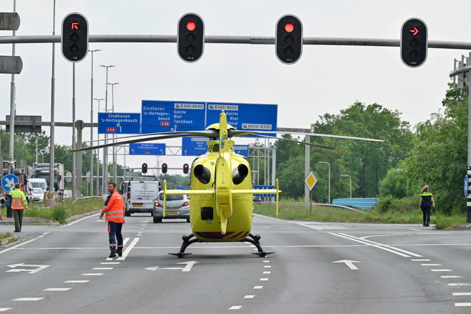 Man (82) overleden bij crash tegen verkeerszuil, vrouw zwaargewond