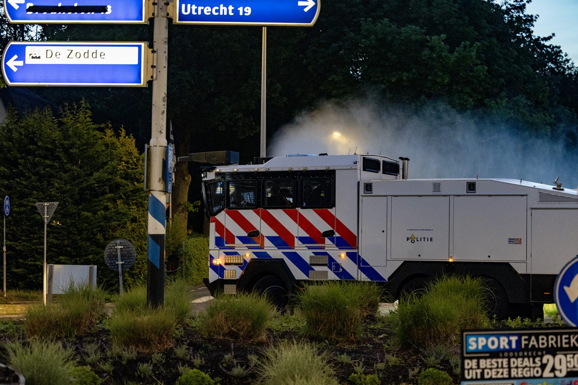 ME en waterwerper ingezet na ongeregeldheden bij protest tegen AZC