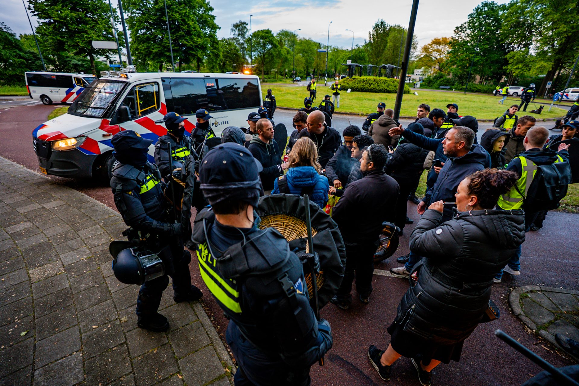 ME grijpt in bij protest tegen AZC, drie aanhoudingen verricht